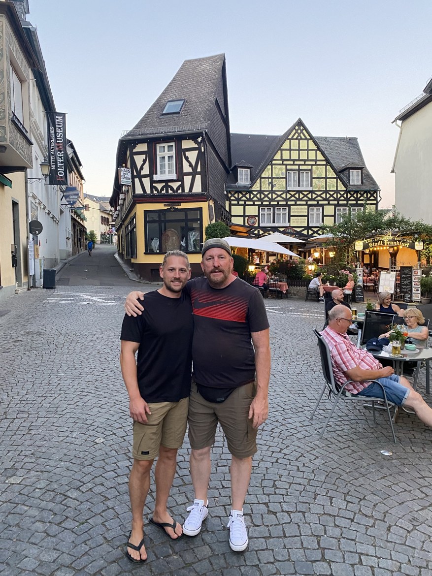 Mike and Dennis in a half-timbered square in Rüdesheim in the evening